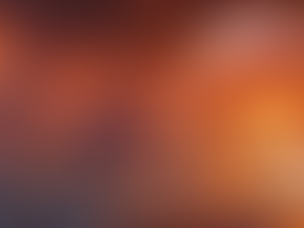 Leuchtende, goldene Glaskugel mit funkelnden Lichtreflexen liegt auf dunklen Perlen, umgeben von warmem Bokeh-Hintergrund und magischer Atmosphäre.