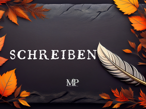 Herbstliche Blätter und eine goldene Feder auf dunklem Hintergrund. In der Mitte steht das Wort 'SCHREIBEN' in weißer Schrift, darunter das Logo MP für Meike Piechota.
