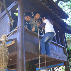 ９．ツリーハウス登るmini copy.jpg