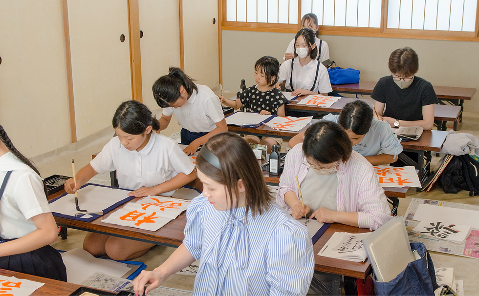 石川書研の教室に通う生徒さんの声を伺いました。成長の実感、リフレッシュ・タイム、自己表現など、世代別でご紹介。
