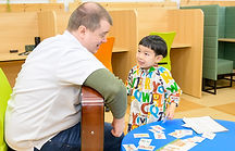 英語の歌を歌っている子ども