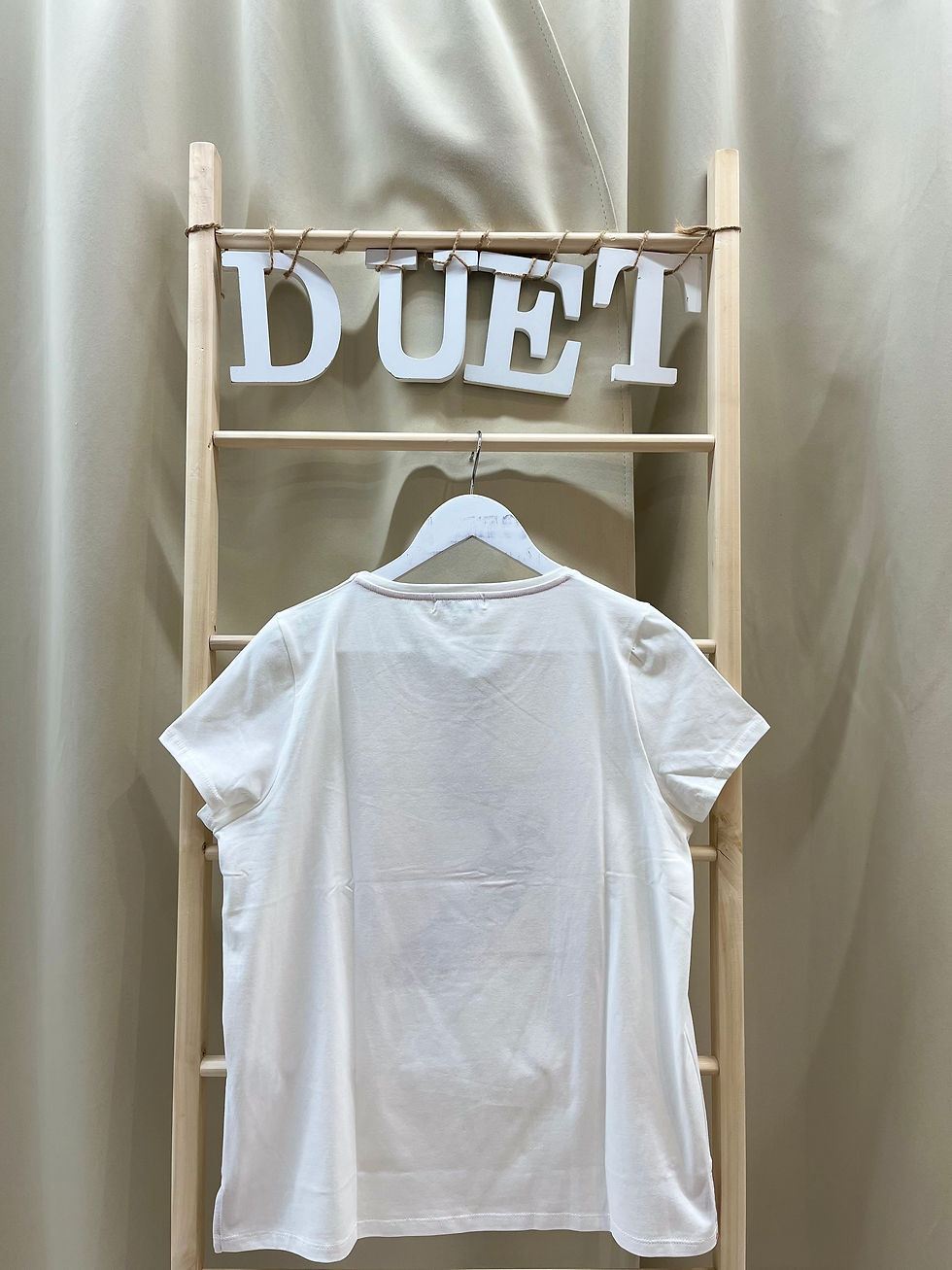 Miniatura: Camiseta blanca detalle estampado rojo 