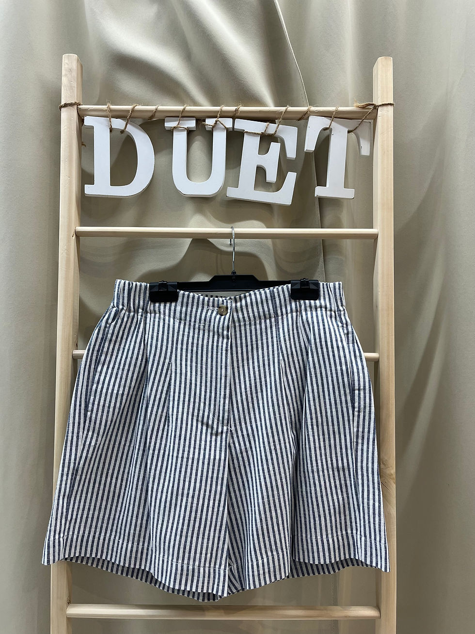 Miniatura: Pantalón corto rayas azules 