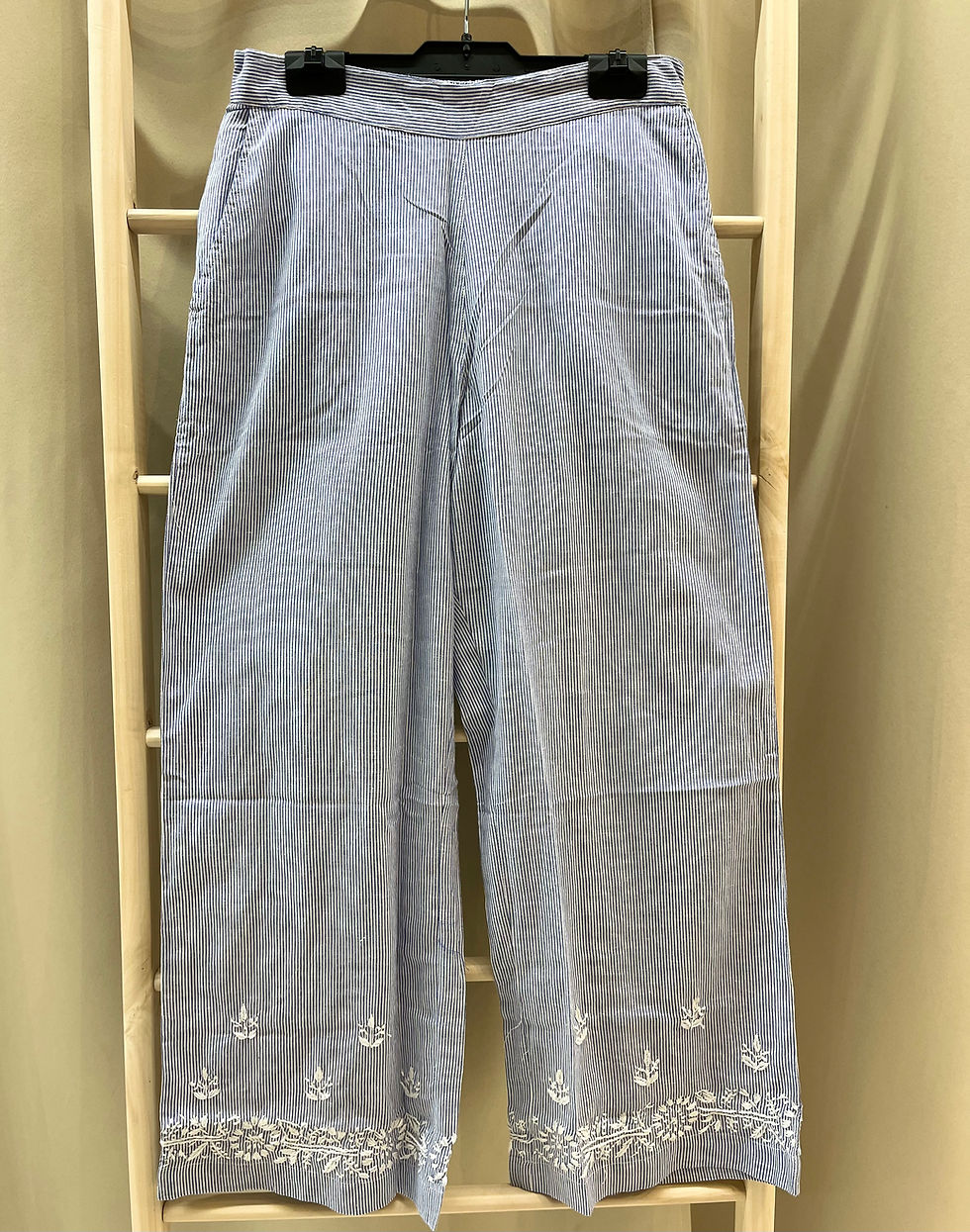 Miniatura: Pantalón raya con bordado Merletti 