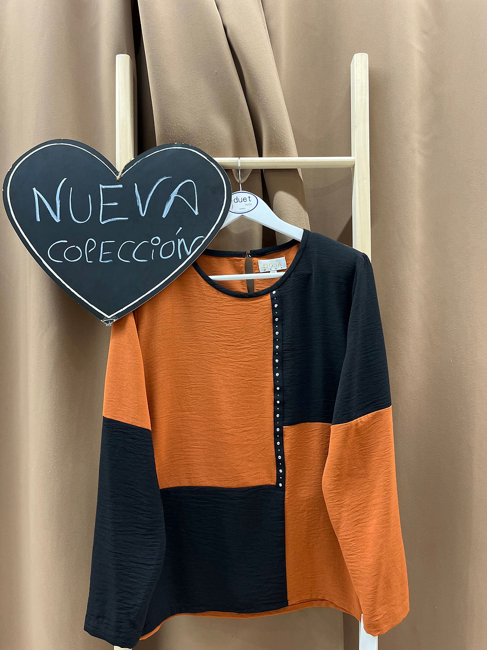 Miniatura: Blusa Dona teja/negra