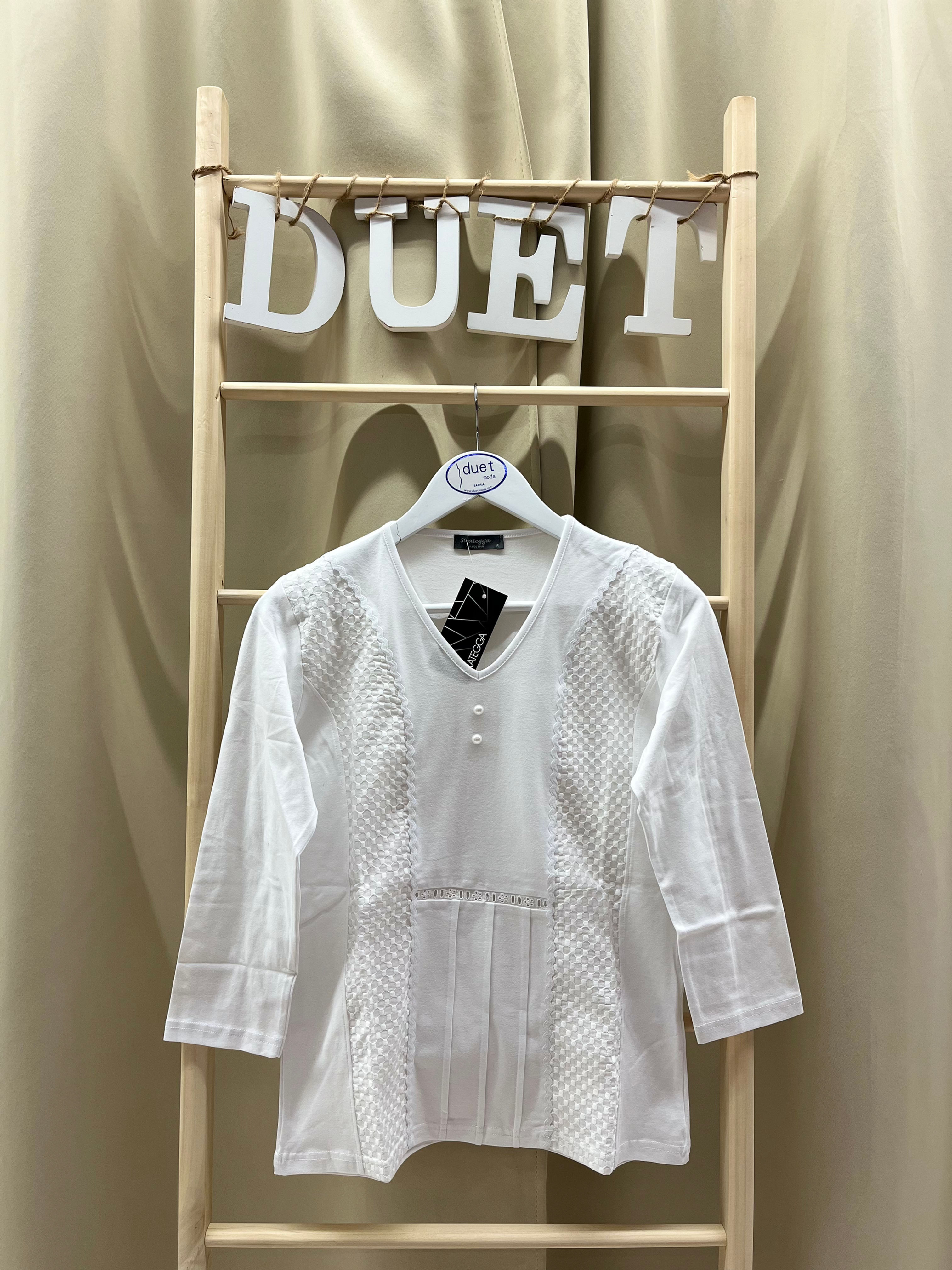 Camiseta blanca escote pico 