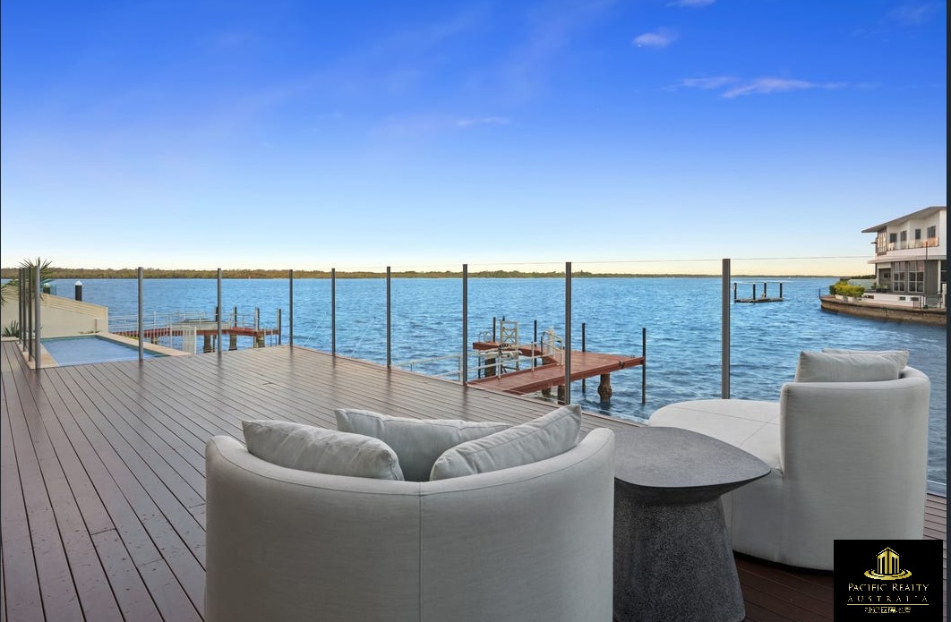 48 King Charles Drive, Sovereign Islands, Sovereign Islands - Image 1
