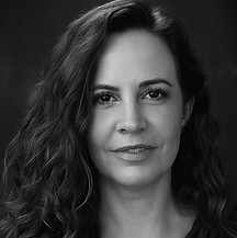 Andressa Headshot 02_edited.jpg