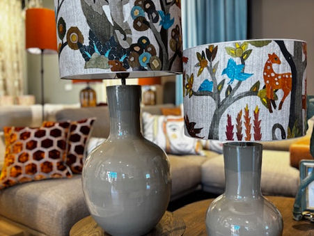 Lampenkappen op maat: Uw stof als middelpunt van de kamer