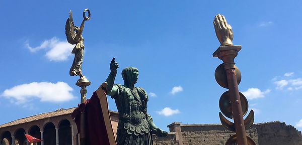 Trajan - forum impériaux à Rome - et enseignes impériales