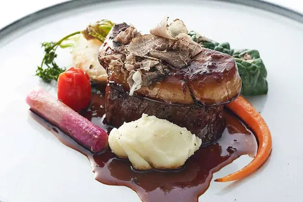 肉料理・5種類の中からお選びいただけます・山形牛フィレ肉 フォアグラ トリュフのロッシーニ風