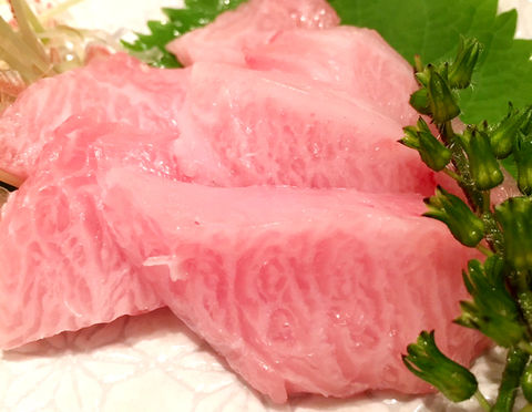 新鮮なピンク色の刺身、葉と薬味添え、居酒屋の料理、酒と魚 BASE