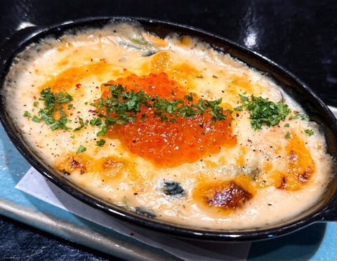オーブン料理、オレンジ色のトッピングと緑色のハーブ、酒と魚 BASE 新宿 おしゃれ 昼飲み
