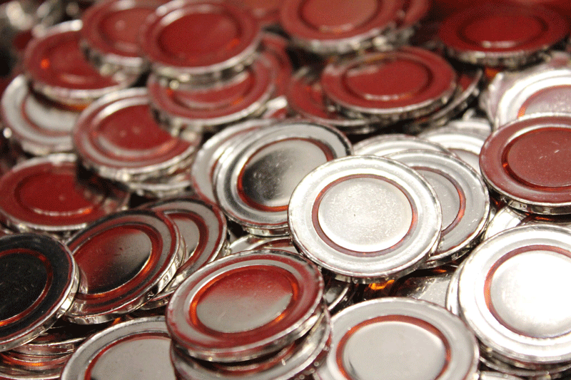 Münzrohlinge mit orangefarbenem Polymerring.
