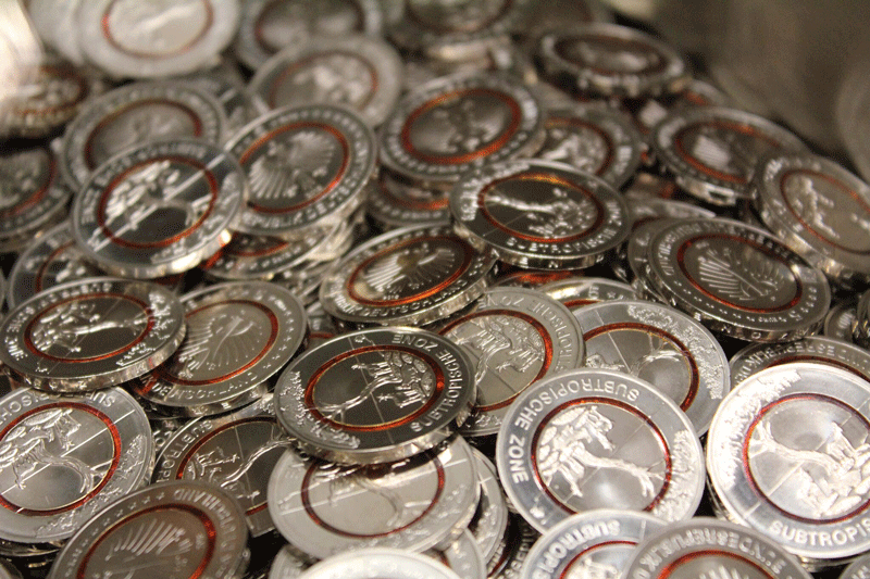 5-Euro-Münzen „Subtropische Zone“ mit orangefarbenem Polymerring.
