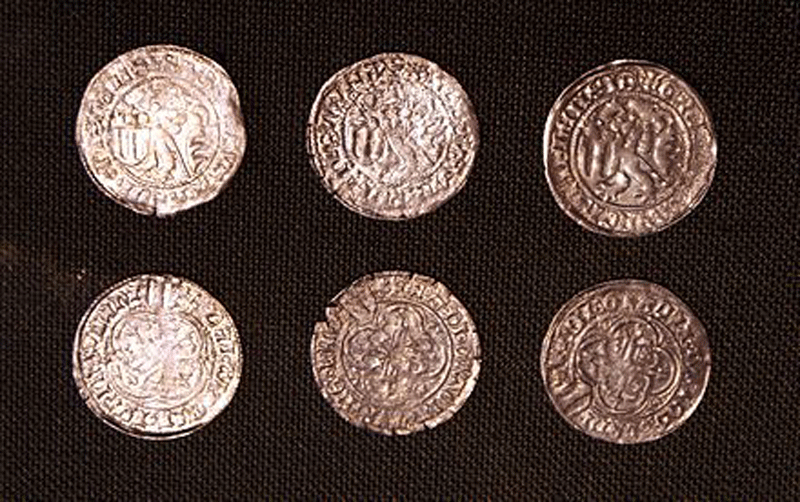 Meißner Schildgroschen und hessische Groschen, geprägt vor 1437, aus dem Beeskoweer Münzschatz, gefunden 1986. Quelle: Wikimedia Commons, Urheber: Michail Jungierek.