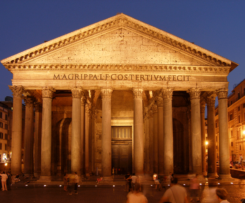 Das Pantheon in Rom bei Nacht mit der Architrav-Inschrift Agrippas. Quelle: Wikimedia Commons, Urheber: Dnalor 01.