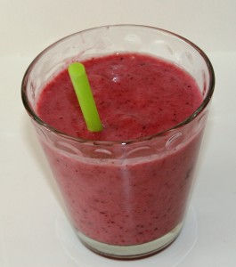 Quick breakfast berry smoothie