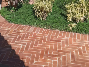 jardim com piso de tijolinho aparente