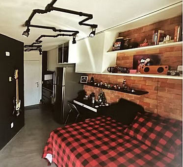 Parede de quarto com tijolinhos de revestimento