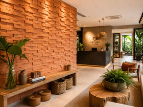 Ambiente comercial sofisticado com tijolinho de revestimento artesanal 3D da Kéramus Design, parede com volumes irregulares, decoração contemporânea, madeira natural, vegetação e iluminação acolhedora.