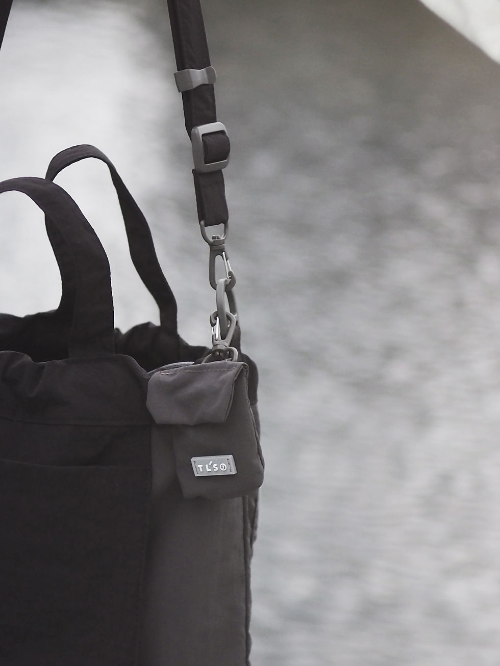 サムネイル： M The Voyage Bag | Black / Dark Grey