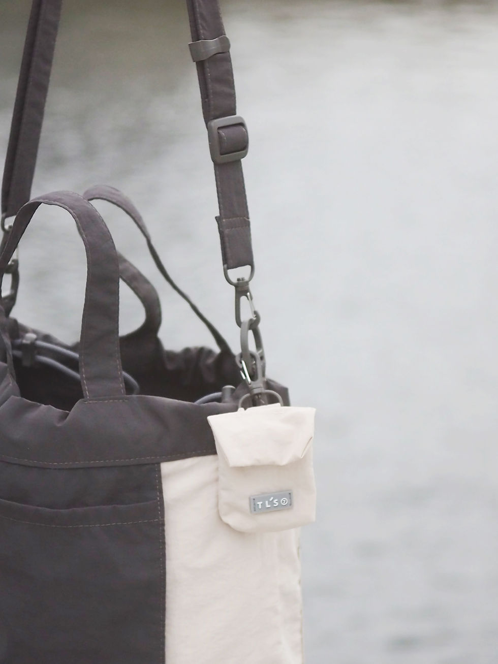 サムネイル： M The Voyage Bag | Dark Grey / Butter Cream