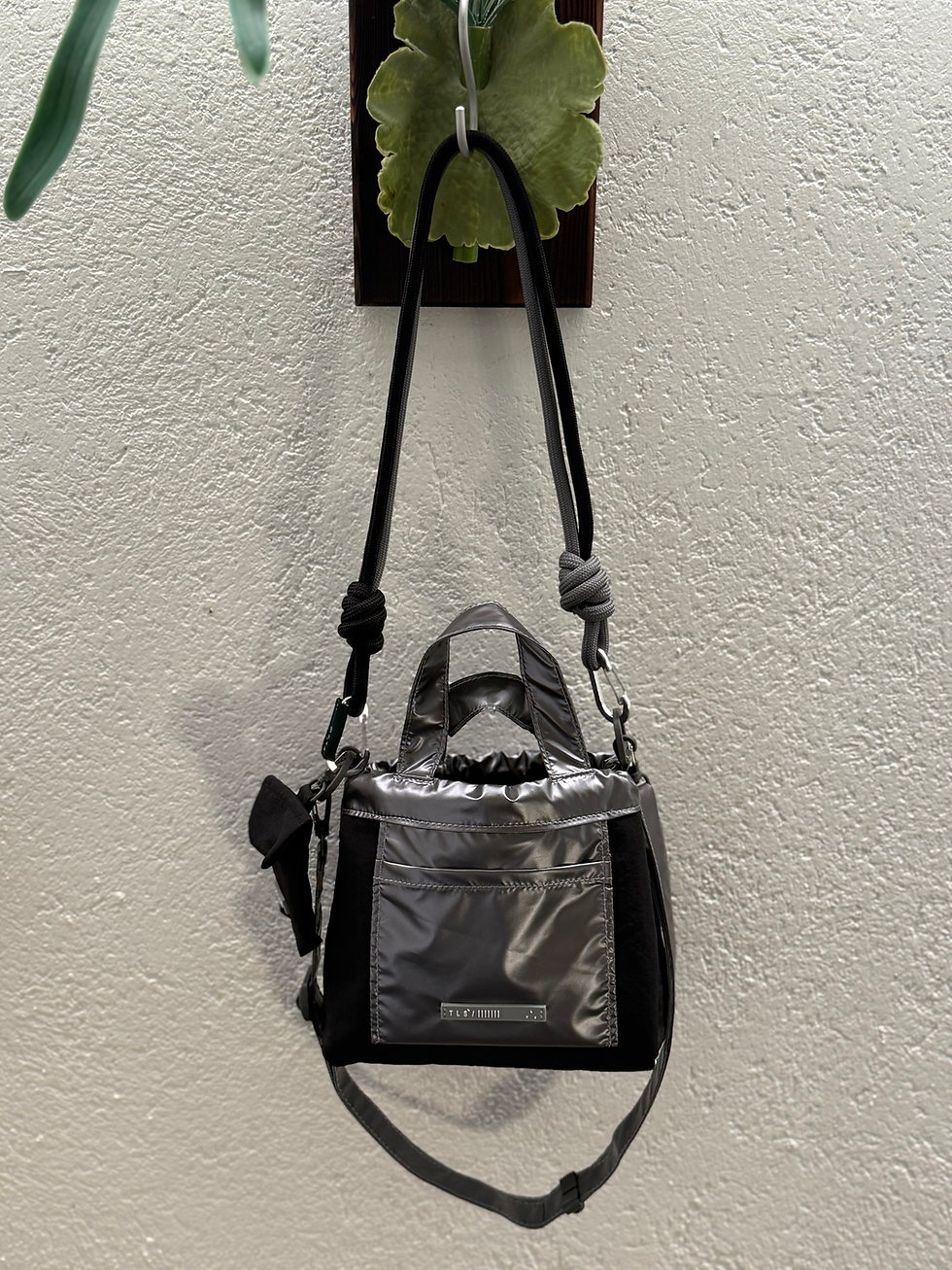 サムネイル： S The Voyage Bag | Metallic Black / Black + Two-tone Rope