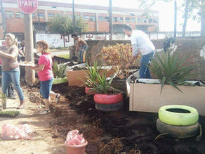 Mutirão transforma foco de lixo em jardim comunitário