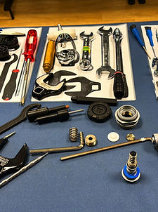 Professioneel duikuitrusting onderhoud werkplaats met gereedschap, regulatoren en reserveonderdelen uitgespreid voor reparati