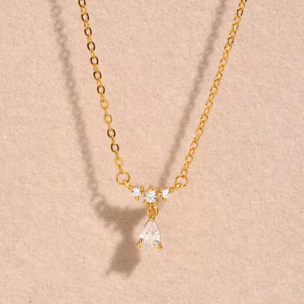Collier minimaliste doréé en forme de goutte 