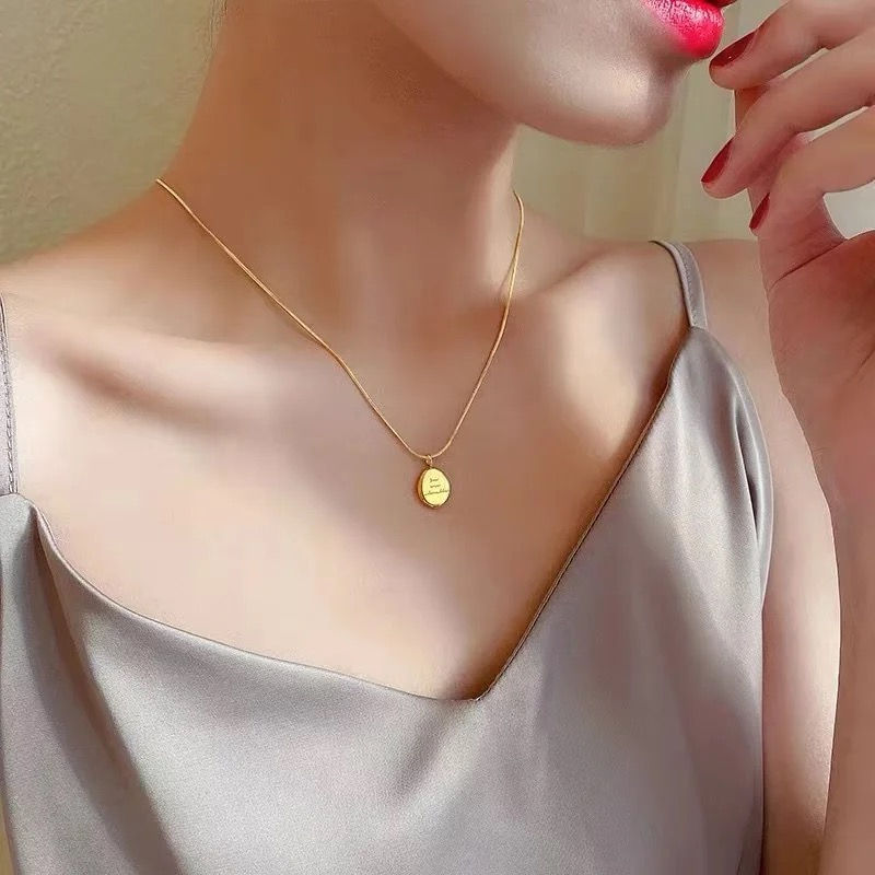 Miniature : Collier femme avec petite écriture tendance jolie  