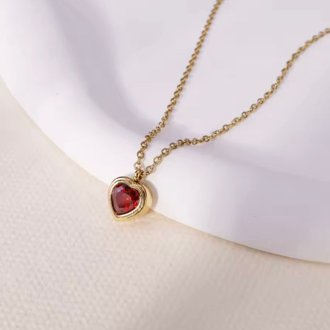 Collier femme forme coeur flemme pierre rouge tendance jolie