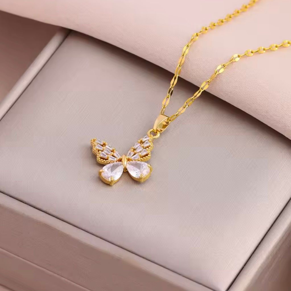 Collier Papillon Scintillant – Élégance & Féminité au Rendez-vous