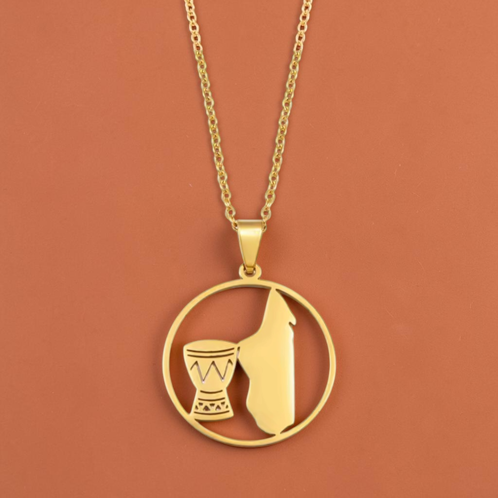 Collier Madagascar – Pendentif Île & Tambour Traditionnel