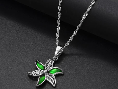 Nouveau Collier Ylang Ylang : Élégance Intemporelle aux Pétales Vert Émeraude