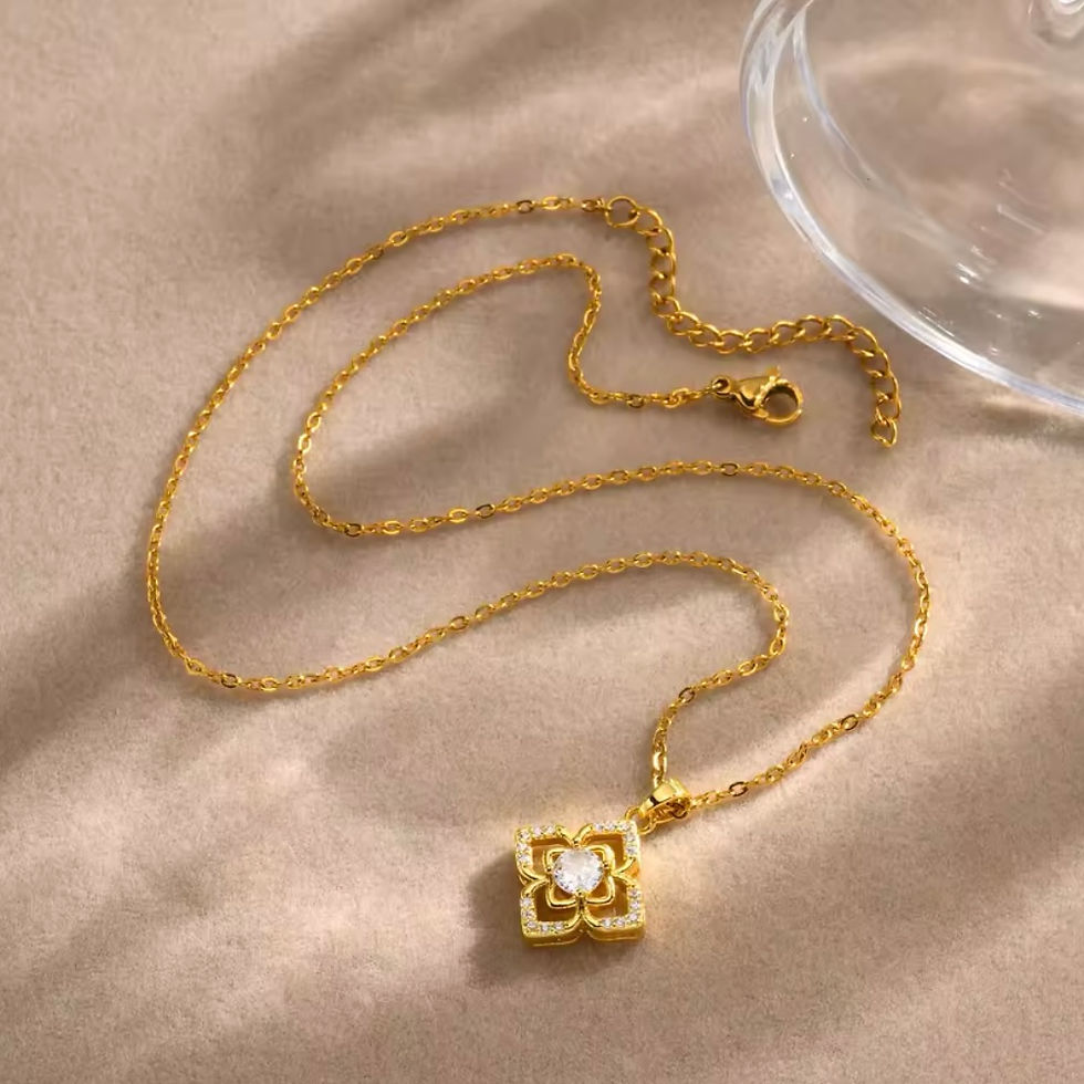 Miniature : Collier Floral Scintillant – Élégance Fleurie & Brillance