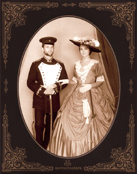 Paaraufnahme mit Soldat im Stile der Jahrhundertwende 