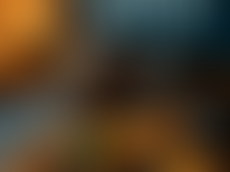 Mesa de cabeceira com alimentos variados, incluindo mingau, maçã verde, laranja, amêndoas, hambúrguer e batatas fritas, ao lado de uma xícara de chá. Ao fundo, uma mulher de pele clara dorme na cama, com luz de abajur acesa e ícones de lua, talheres e “Z” iluminados na parede.