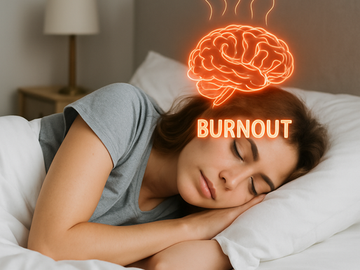 Mulher jovem dormindo de lado na cama, com ilustração brilhante de um cérebro e a palavra 'BURNOUT' sobreposta, simbolizando a relação entre transtornos do sono e esgotamento mental.