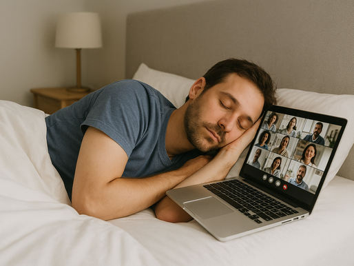 Homem jovem dormindo na cama durante o dia com o rosto encostado no travesseiro, ao lado de um notebook aberto exibindo uma videoconferência, representando o impacto do trabalho remoto na qualidade do sono.