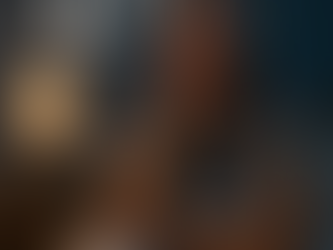 Homem idoso sentado na cama à noite, com expressão pensativa e mão apoiando o rosto, sob a luz suave de um abajur, com ícones de lua e relógio na parede, simbolizando como a idade afeta a qualidade do sono.