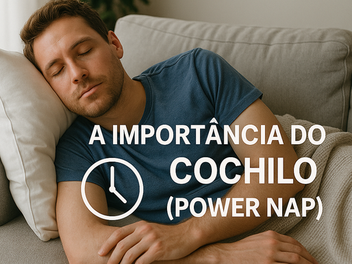 Homem jovem dormindo tranquilamente no sofá, coberto com manta bege, com luz natural entrando pela janela e texto sobreposto destacando a importância do cochilo (power nap).