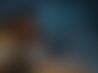 Mulher jovem de pele clara e cabelo castanho até os ombros, deitada na cama com expressão de cansaço e mal-estar, segurando a cabeça. Ao lado, uma mesa de cabeceira com caixa de lenços e caneca cinza. Na parede azul-escura, ícones iluminados de um escudo, um vírus e uma lua representam o impacto da privação do sono no sistema imunológico.