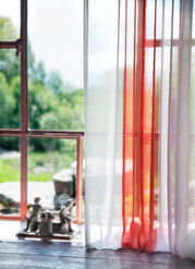 Ia‘s tekstilverden er full av harmoniske mønster og farger som lett lar seg kombinere. Fargefelt er ett
eksempel. Fargene har hun hentet på sine turer i Lofotens vakre natur.
Tekstilen finnes i 5 fargestillinger som er laget for å kunne kombineres. Tilsammen danner de en
spennende og harmonisk fargesymfoni.
Designet finnes i to nedblendingskvaliteter - Sonate som er dus, lys og gjennomsiktig, og
Blendik for full nedblending.