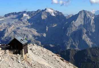Rifugio Capanna Fassa with views on the Dolomites