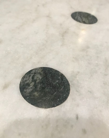 Kontrastpuck av marmor