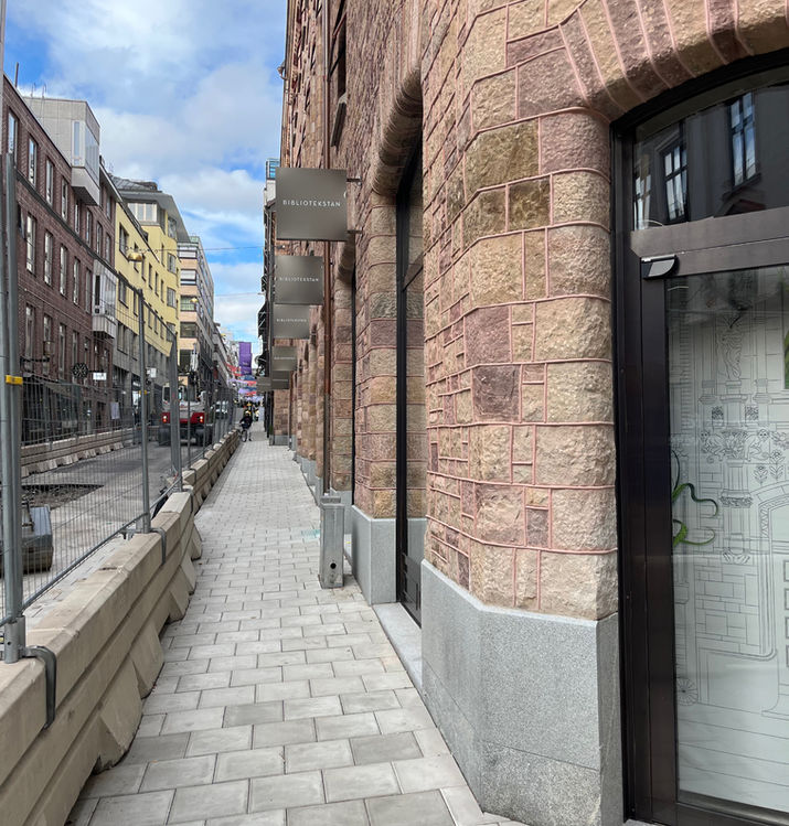 Stenentreprenad granitsockel kalkstensfasad