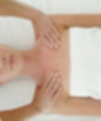 Massage relaxant des épaules pour femme à Nice