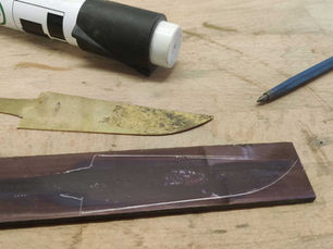 Udslibning af knivklinge på båndsliber